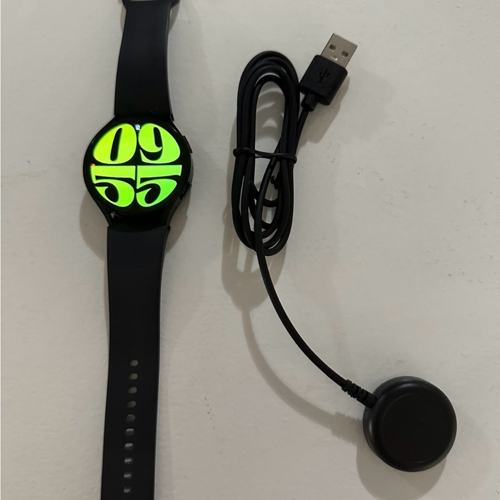 Samsung Galaxy Black Smartwatch 6 with Round Face and Magnetic Charger